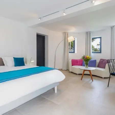 Maison De 3 Chambres A Antibes Avec Magnifique Vue Sur La Mer Piscine Privee Jardin Clos بيت للعطل *