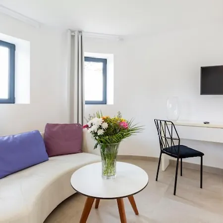 Maison De 3 Chambres A Antibes Avec Magnifique Vue Sur La Mer Piscine Privee Jardin Clos بيت للعطل